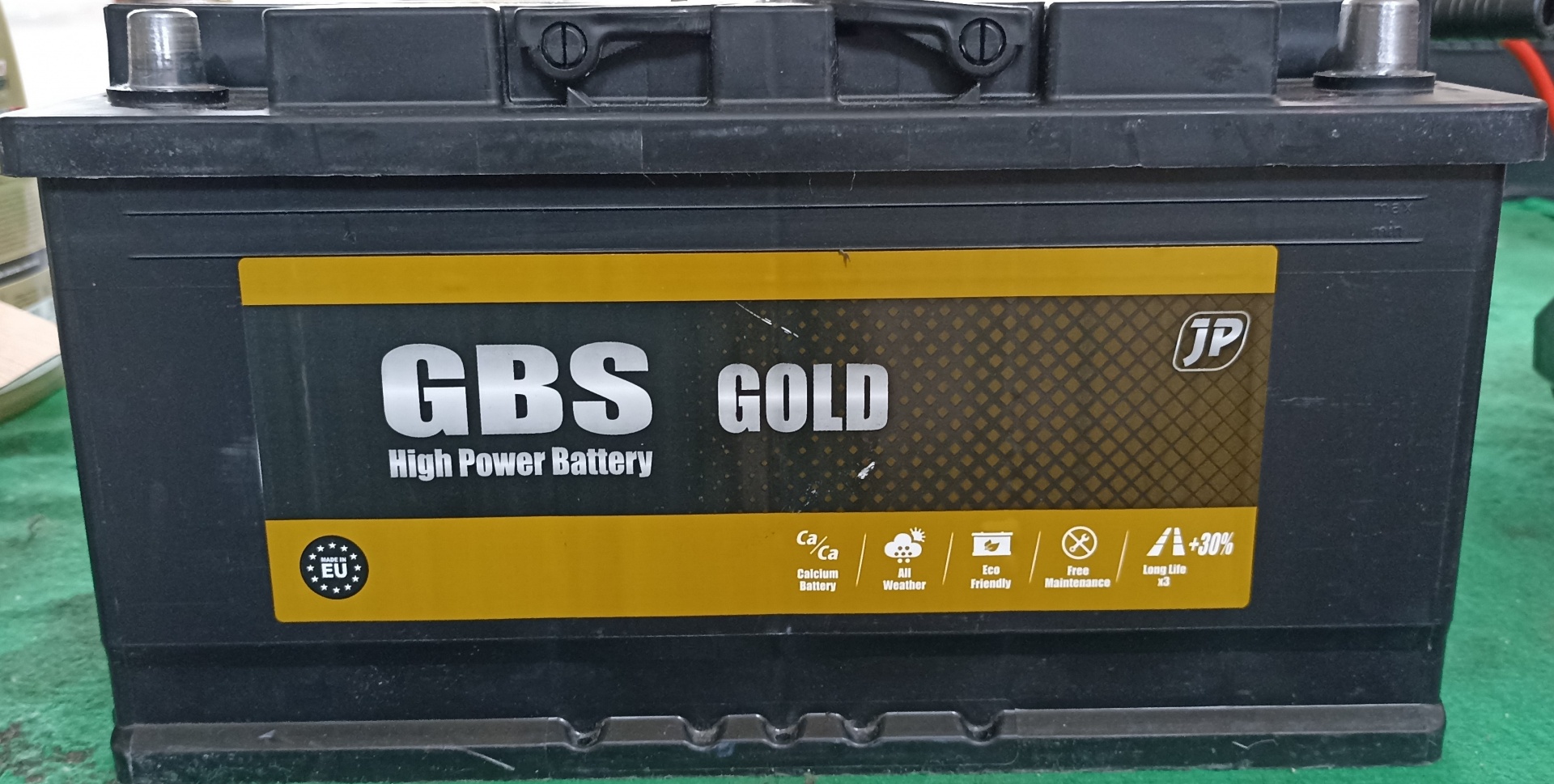 Bateria automóvel GBS Gold alta potência com etiqueta dourada e preta