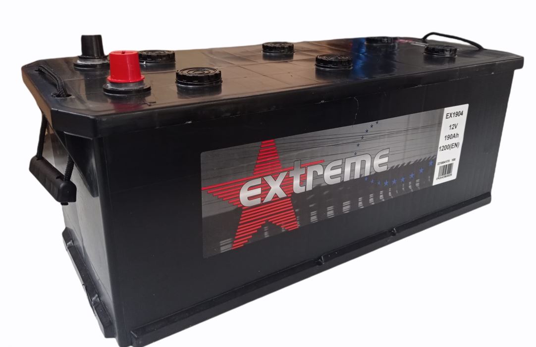 Bateria automóvel preta com terminais vermelho e preto e etiqueta 'extreme'