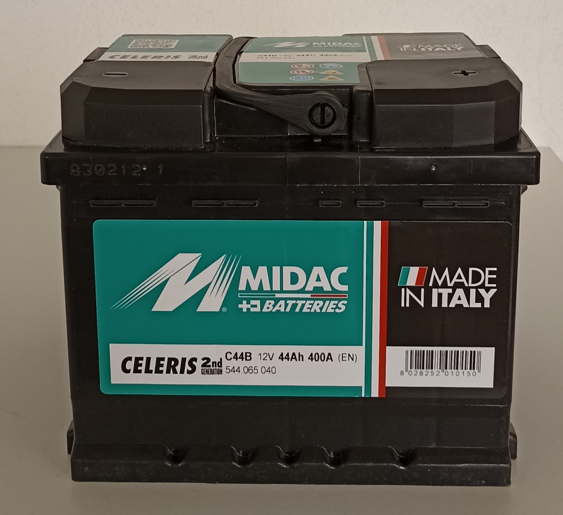 Bateria automóvel MIDAC BATTERIES com etiqueta e código de barras