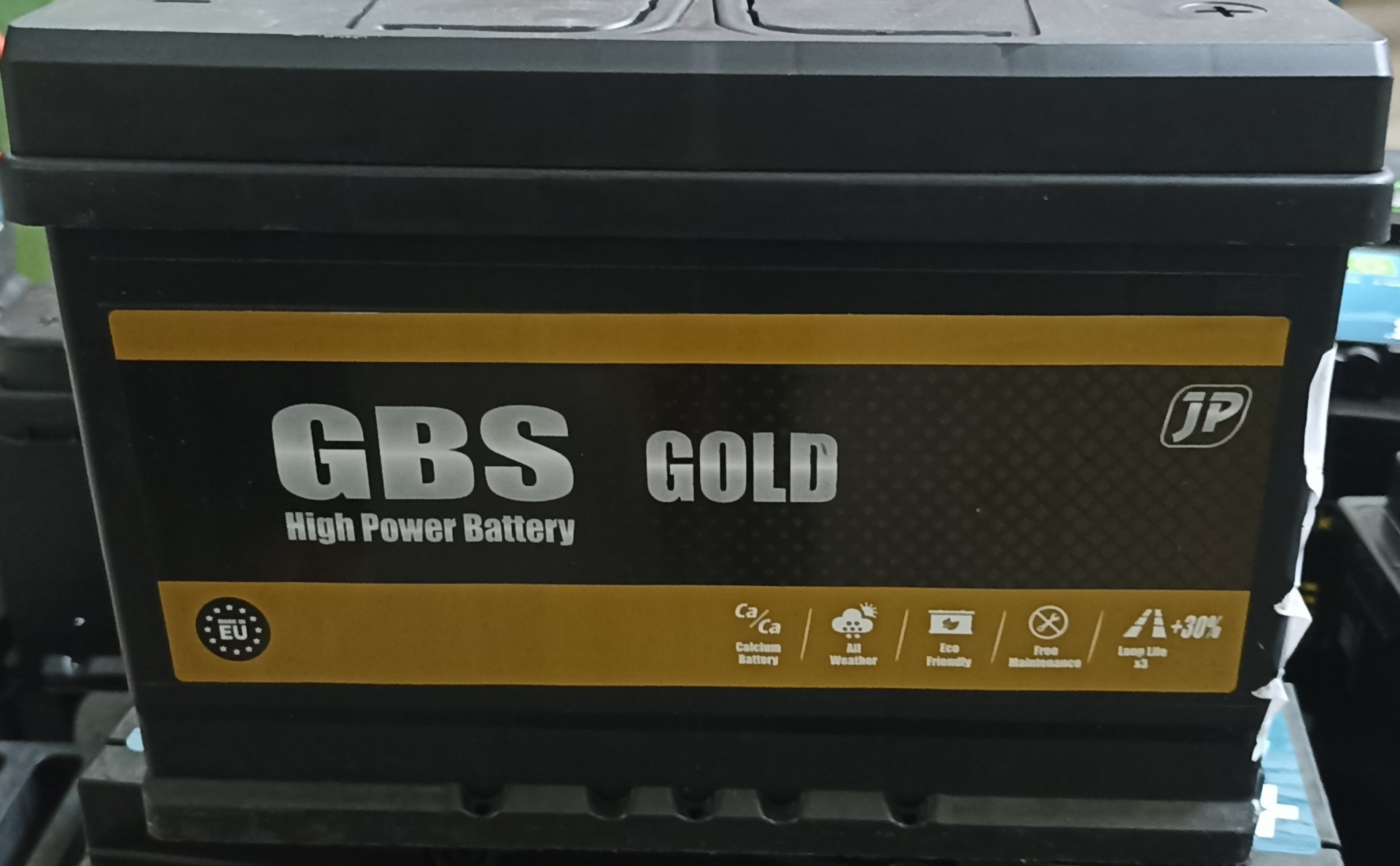 Bateria automóvel preta GBS GOLD com etiqueta dourada e preta