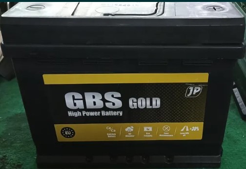 Bateria automóvel preta com rótulo amarelo e preto GBS GOLD