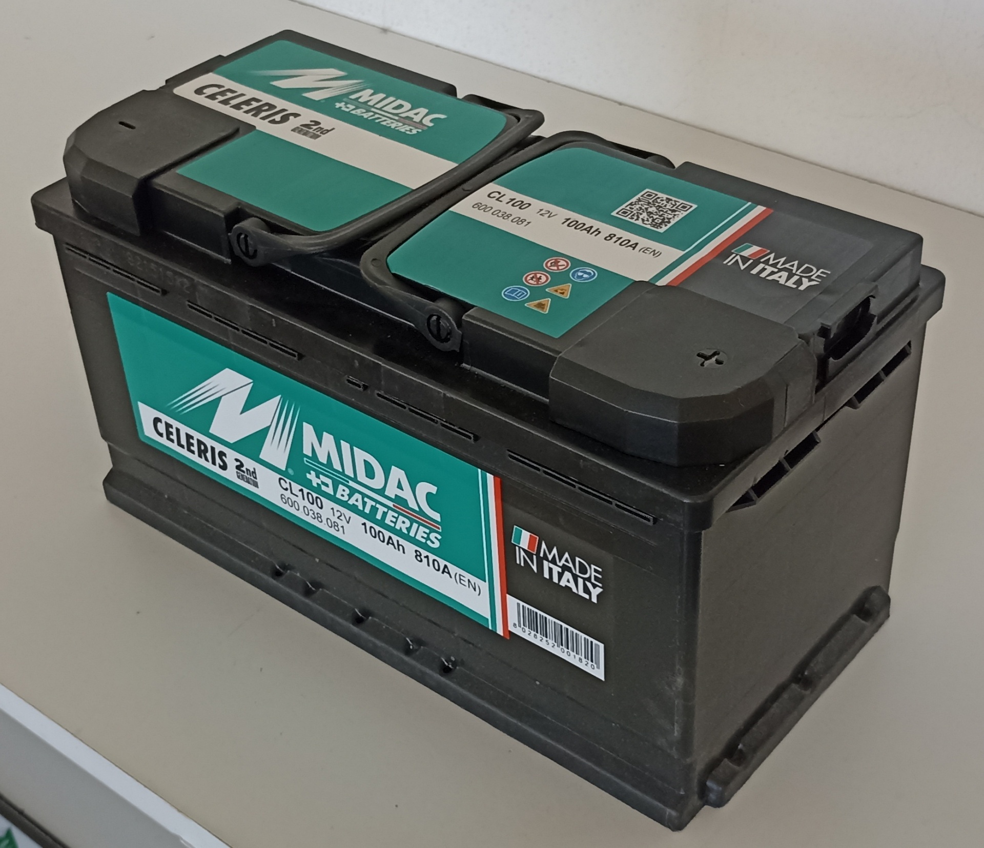 Bateria automóvel MIDAC 12V 45Ah 100A EN com etiquetas verdes e brancas