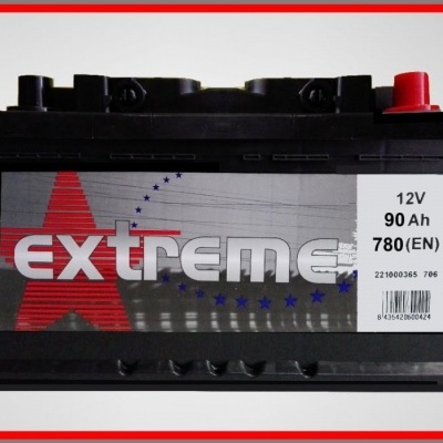 Bateria automóvel preta com etiqueta com detalhes técnicos e terminais vermelho e preto