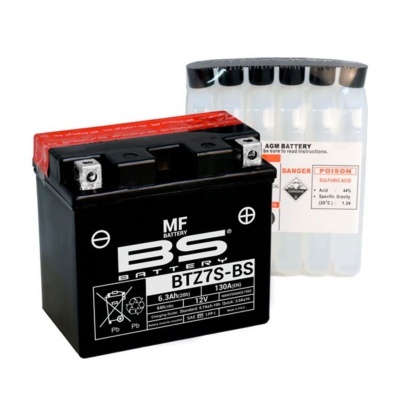 Bateria de motocicleta preta com tampa vermelha e pack de garrafas de líquido