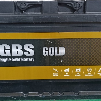 Bateria automóvel GBS Gold alta potência com etiqueta dourada e preta