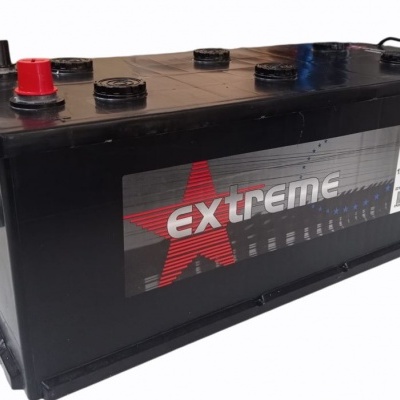 Bateria automóvel preta com terminais vermelho e preto e etiqueta 'extreme'