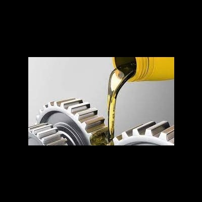 óleo a ser vertido em engrenagens metálicas