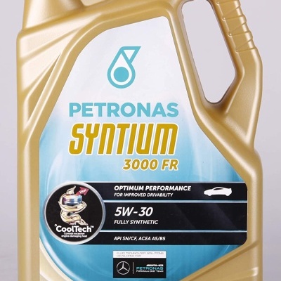 Frasco dourado de óleo de motor Petronas Syntium 3000 FR 5L com etiqueta azul e preta