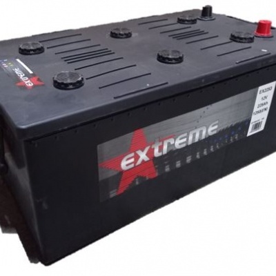 Bateria automóvel preta EXTREME com tampa e terminais vermelho e preto
