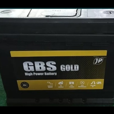 Bateria automóvel preta com rótulo amarelo e preto GBS GOLD