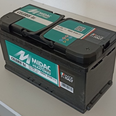 Bateria automóvel MIDAC 12V 45Ah 100A EN com etiquetas verdes e brancas