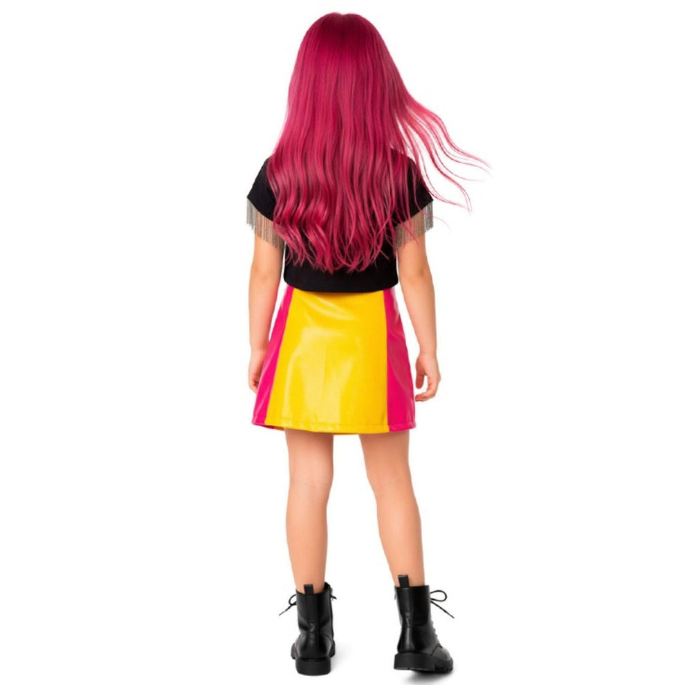 K-POP GRP BAILARINA Menina com saia amarelo e rosa e t-shirt preta vista de costas