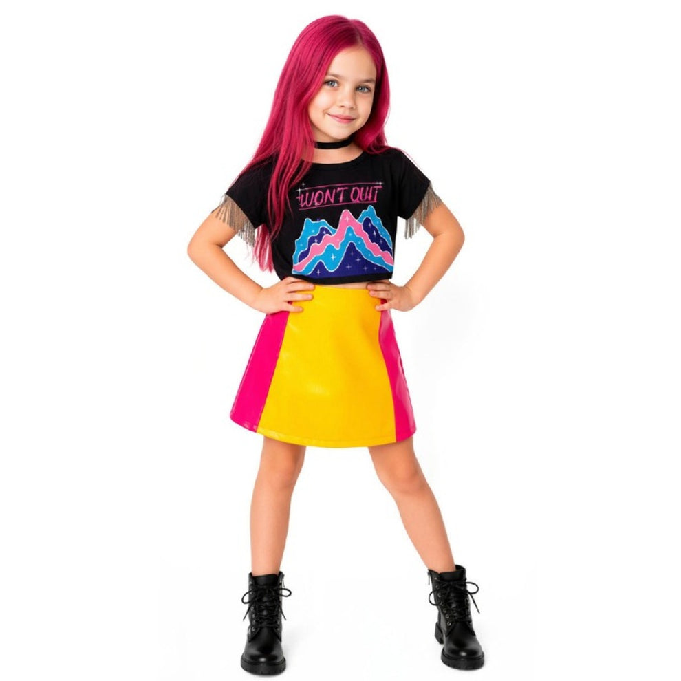 K-POP GRP BAILARINA Criança com t-shirt preta com texto e saia curta amarela e rosa com botas pretas