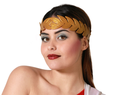 Mulher jovem com coroa dourada de folhas e maquilhagem