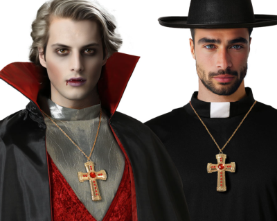 Dois homens em disfarces de vampiro e padre com colares dourados com cruz vermelha.