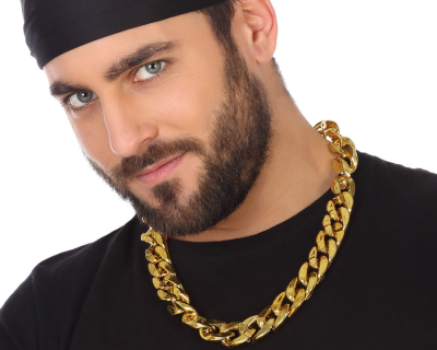 Colar dourado masculino de elos grandes no pescoço de homem com lenço preto