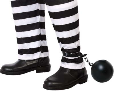 Botas pretas com calças às riscas e bola presa ao tornozelo