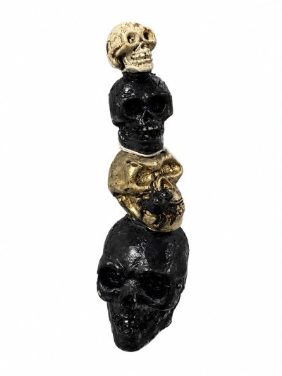 Escultura com quatro caveiras empilhadas em preto, dourado com aranha e creme