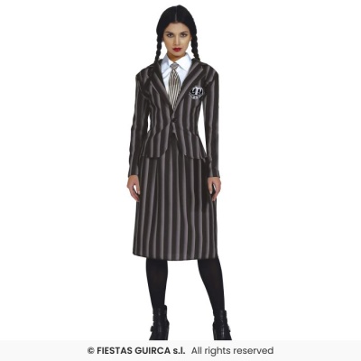 Mulher com fato feminino riscado cinzento e preto com blazer e saia, camisa branca, gravata riscada e botas pretas.