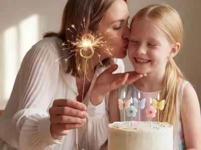 Bolo de aniversário branco com velas coloridas e fogo de artifício número 8