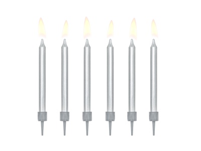 Seis velas prateadas finas acesas alinhadas