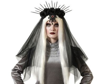Pessoa com peruca branca e véu preto com coroa e vestido prateado