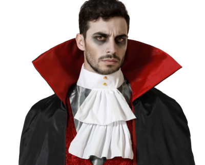 Homem com traje de vampiro e maquilhagem escura ao redor dos olhos
