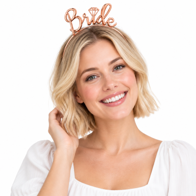 Tiara metálica cor de cobre com a palavra Bride usada por mulher