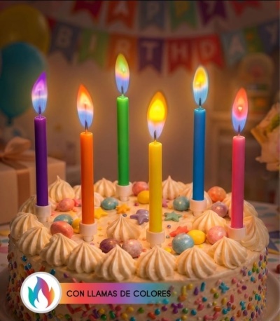 Bolo de aniversário com velas coloridas e chamas multicoloridas em fundo festivo