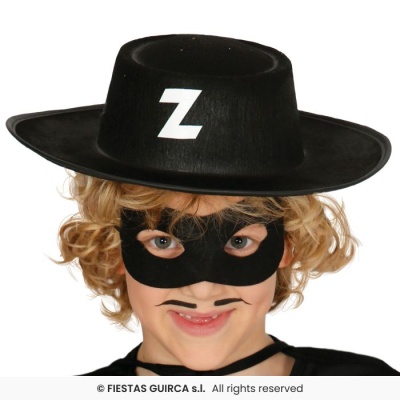 Criança com chapéu preto com letra Z branca e máscara preta