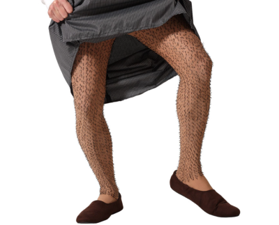 Meia-calça castanha com padrão de pêlos pretos curtos, saia cinza às riscas e sapatos castanhos
