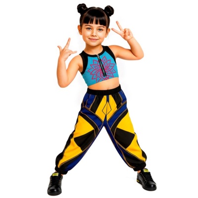 Menina com roupa desportiva colorida e sapatilhas pretas