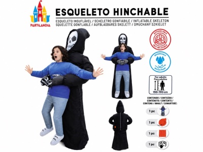 Esqueleto hinchável preto com caveira branca segurando uma pessoa vestida de azul