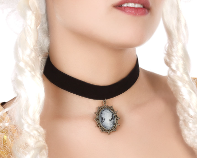 Gargantilha preta com pendente oval decorativo
