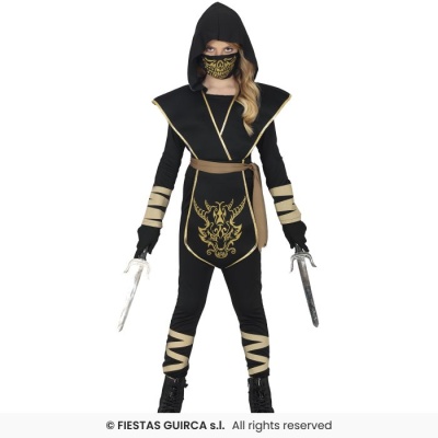 Fato de ninja preto com detalhes dourados e duas espadas de brinquedo