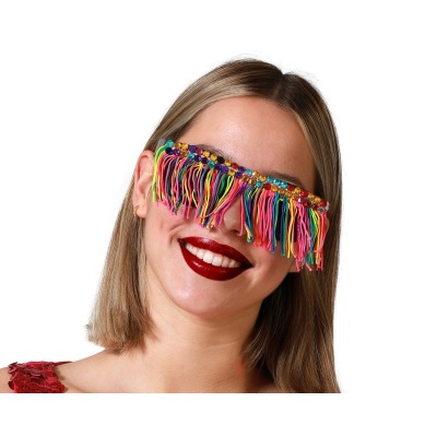 Óculos decorativos com franjas coloridas usados por mulher