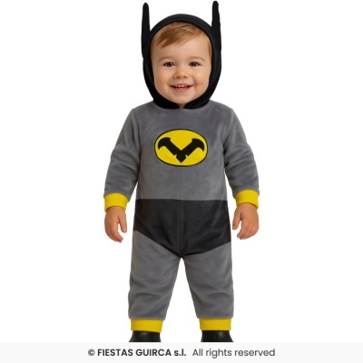Bebé vestido com macacão cinzento e preto com símbolo de morcego e capuz com orelhas.