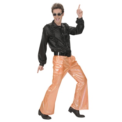 Homem com camisa preta e calças laranja brilhantes, óculos de sol decorados, posando com um dedo para cima