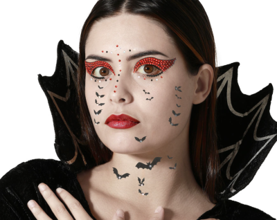 Mulher com maquilhagem artística e fantasia preta com gola alta