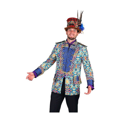 Homem com casaco azul decorativo e chapéu com penas