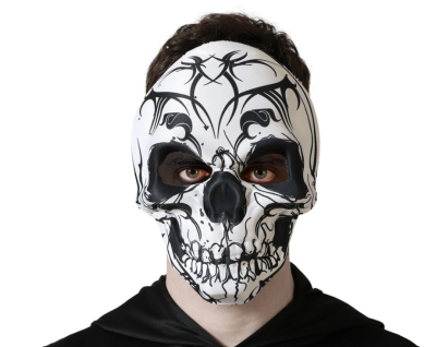 Máscara de caveira branca e preta com padrão tribal