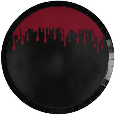Prato redondo de papel preto com padrão vermelho que imita sangue a escorrer