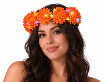 Coroa de flores laranja com luzes LED num cabelo castanho-escuro ondulado