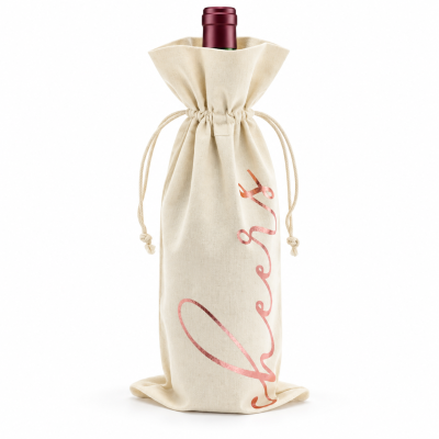 Garrafa de vinho dentro de saco de tecido bege com texto rosa Cheers