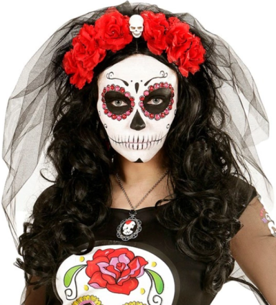 Máscara facial de caveira decorada com cristais e véu preto com coroa de rosas vermelhas