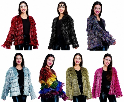 Sete casacos de franjas brilhantes em várias cores usados por uma modelo com calças pretas e maquiagem festiva