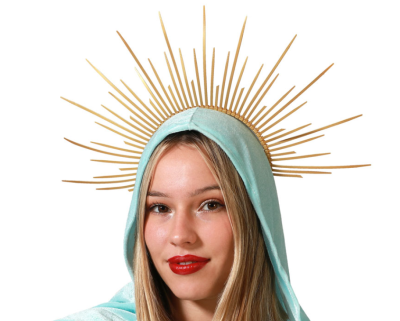 Mulher com tecido azul claro na cabeça e coroa dourada de raios