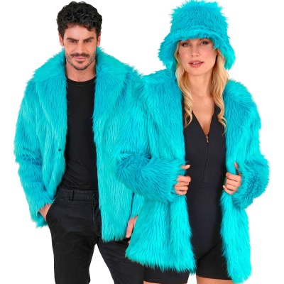 Casal com casacos de pêlo azul turquesa em fundo branco.