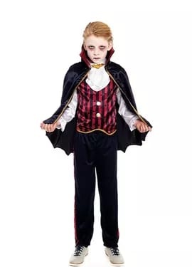 Criança vestida com fantasia de vampiro com capa preta e colete xadrez vermelho