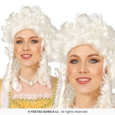 Peruca branca encaracolada estilo século XVIII usada por mulher com roupa amarela.